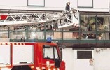 Notfallretter ziehen unter ein Dach