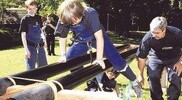 Flaschen werden mit dem Karabiner umgenietet