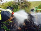 Brand einer Holzh&uuml;tte mit anliegenden Holzstapel