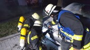 PKW ger&auml;t wenige Meter vor der Wohnst&auml;tte in Brand