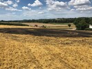 Fl&auml;chenbrand auf abgeerntetem Getreidefeld