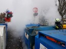 Papiercontainer brennt auf Recyclinghof