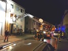 Rettungsdienst bei adip&ouml;ser Person unterst&uuml;tzt