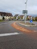 &Ouml;lspur auf nasser Fahrbahn