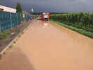 Tennishalle vom Wasser bedroht