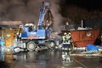Brennender M&uuml;ll bei einem Recyclingbetrieb in Brackenheim