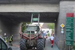 Traktor bleibt unter Br&uuml;cke stecken - Fahrer mit dem Schrecken davon gekommen